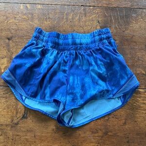 lululemon hotty hot low rise 2.5 inseam tie dye shorts